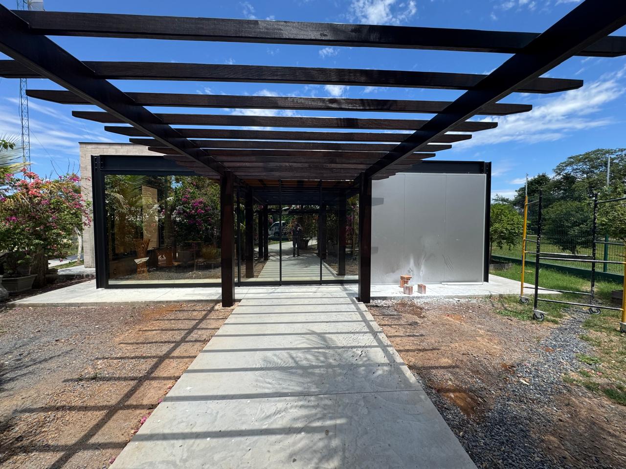 Esquadria de aluminio em area externa
