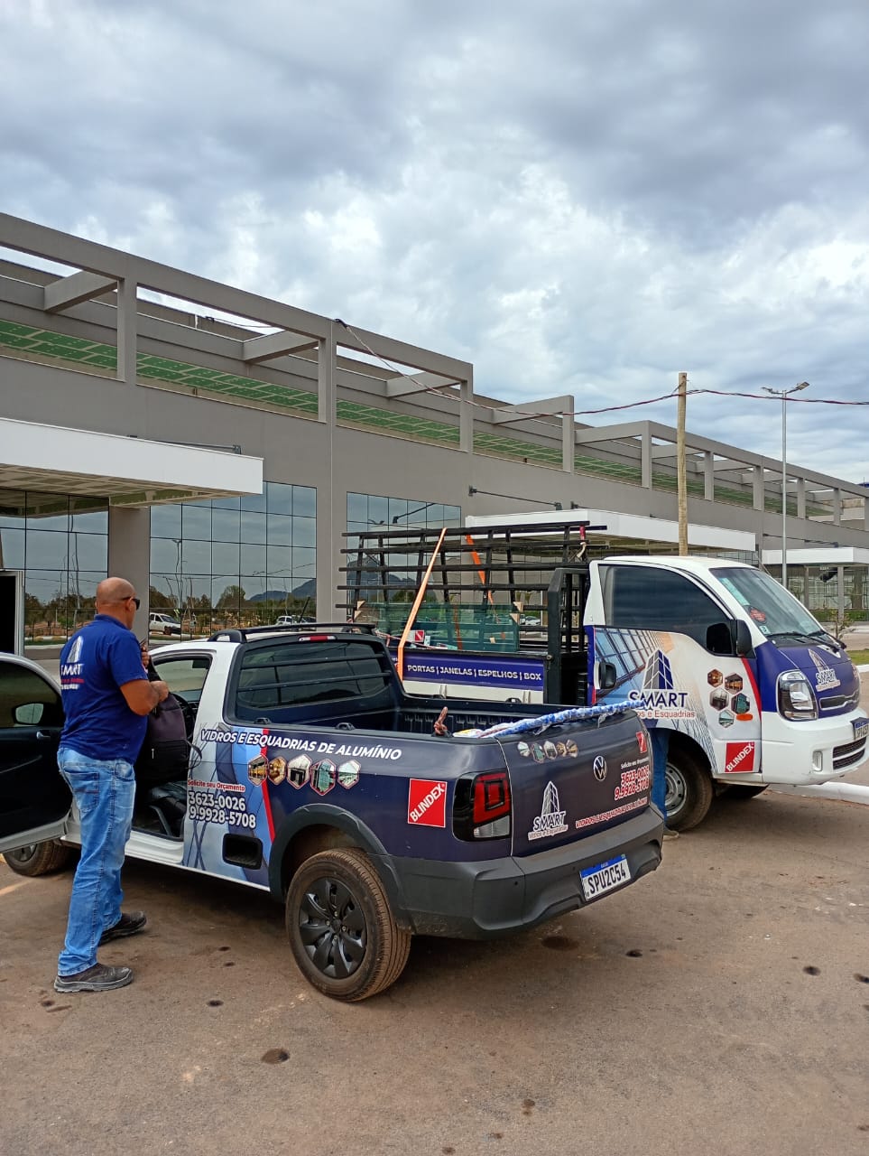 Obra comercial com fachada em vidro