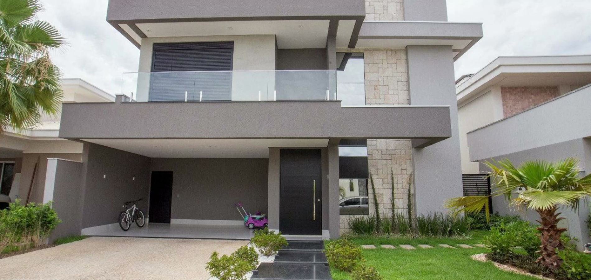 Residencia com guarda-corpo de vidro